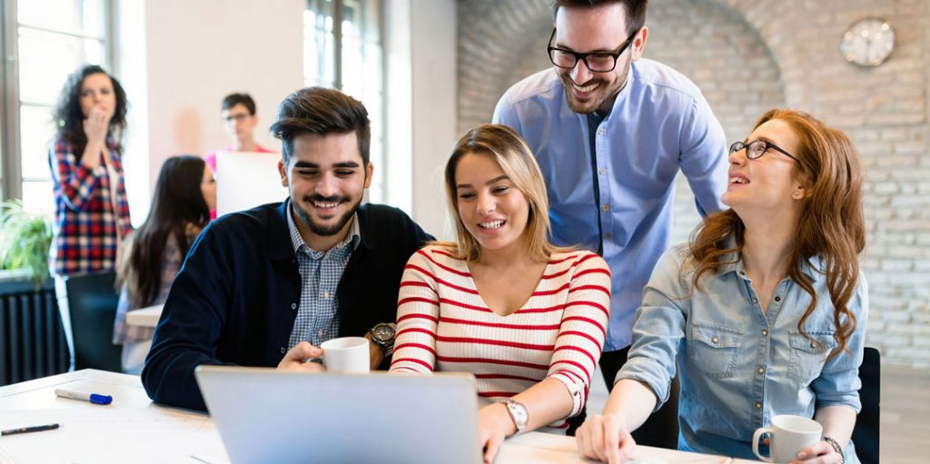 grupo de personas frente a un ordenador