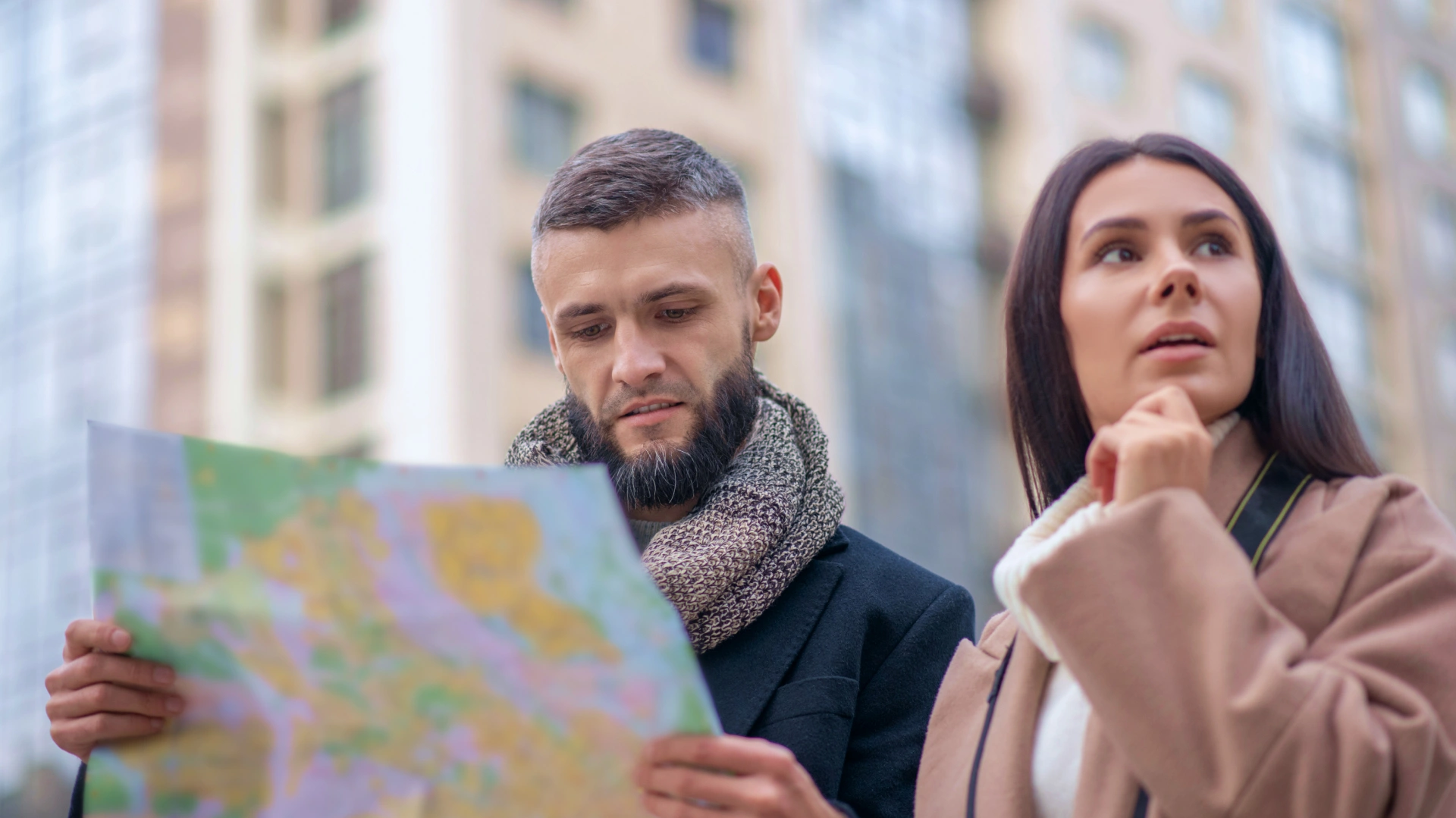 pareja mirando un mapa
